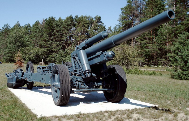 1280px-150mm_sFH18_howitzer_base_borden_1.jpg