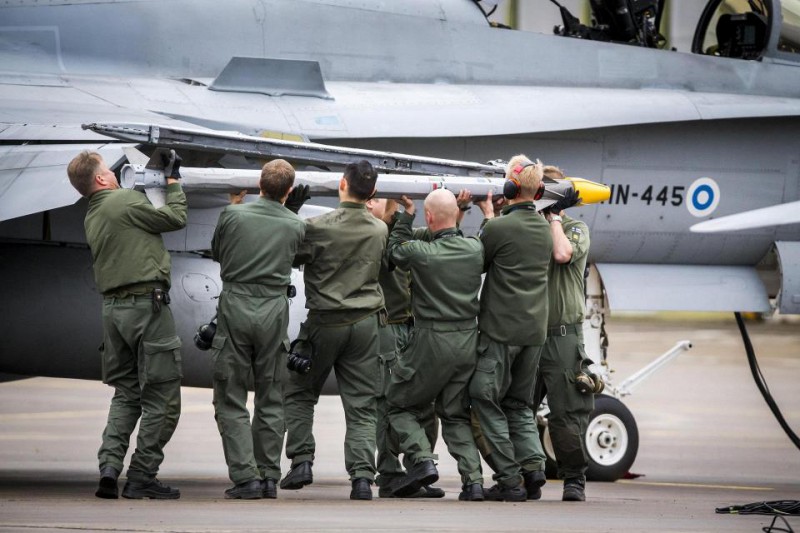 Soome Hornetile kinnitatakse raketti.jpg