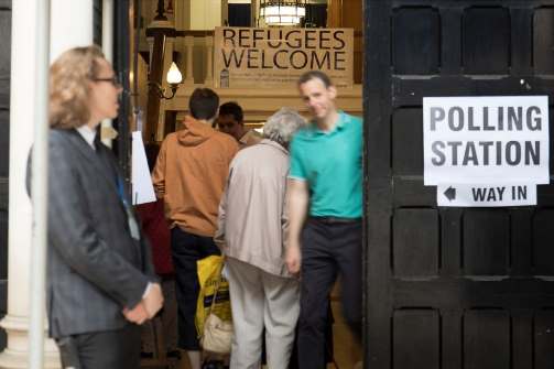 europooldajate propaganda valimisjaoskonna sees - refugees welcome.jpg
