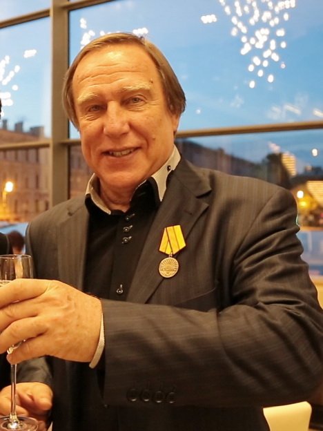 До Сергея Ролдугина сейчас невозможно дозвониться — ему кто-то сказал, что медаль «За освобождение Пальмиры» надо раз в полгода подтверждать.jpg