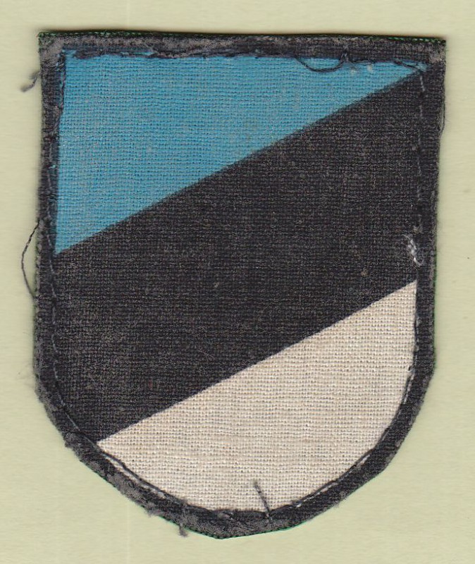 Riigi tunnus päris algusaastatel (reaalselt kandsid seda ainult Soome ja mujale õppima suunatud kadetid).jpg