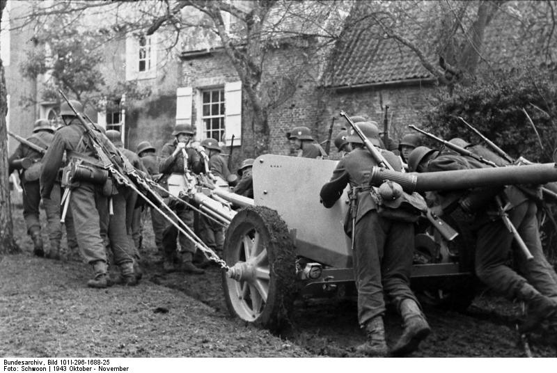 Bundesarchiv_Bild_101I-296-1688-25,_Nordfrankreich,_Soldaten_mit_7,5cm_Pak.jpg