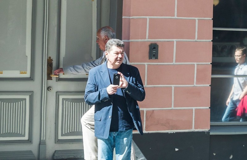 Fotograafi nähes saatkonna uksest mööda kõndinud Andrei Zarenkov püüdis end ümbritsenud inimesed telefoni püüda...