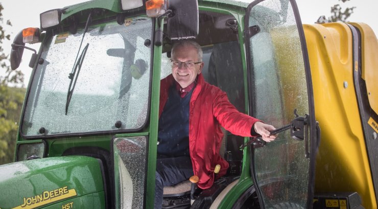 Tulla paaril-kolmel päeval kuus isatalusse, teha päev otsa traktoriga tööd - need on hetked, mil Jüri Raidla end tavapärasest tööalasest elust välja lülitab.