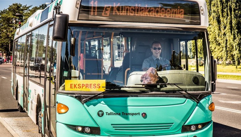 Rudolf võtab reisijaid peale naerul näoga.