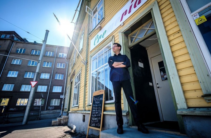 Itaaliast pärit kohvikupidaja Giuseppe Bassi kohvikus Cremeria. Õdusas kohvikus saab Itaalia kohvi, õlut, veini ning loomulikult pitsat ja maitsvaid cannoli’sid.