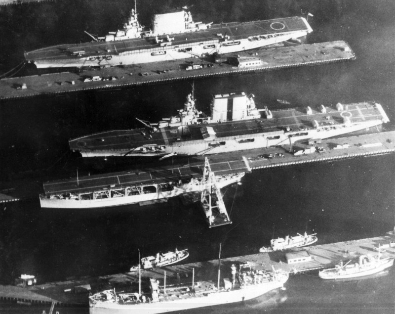 Seekord ainult 1 pilt, kus kõik USA lennukikandjad koos. Ülevalt alla - USS &quot;Lexington&quot;, &quot;Saratoga&quot; (lai must triip konrstnal) ja &quot;Langley&quot;.