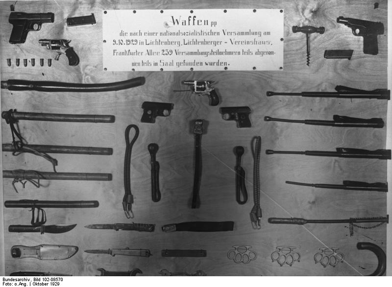 Bundesarchiv_Bild_102-08570,_Bei_Nationalsozialisten_beschlagnahmte_Waffen.jpg