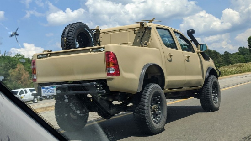 Soomustatud Toyota Hilux 060719.jpg