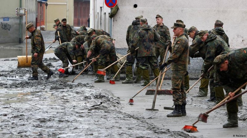 Saksa armee puhastab teed Merkelile.jpg