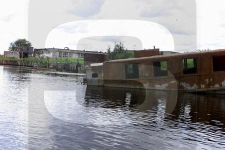 Uppunud vrakk jõesadamas<br />16.07.2004<br />K. Saar, scanpix.ee