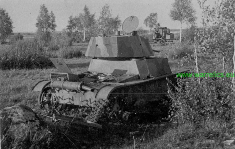 Vickers tanks recieved by Estonia in 1940 year from Poland, also has Estonian white cross and camo. (2).jpg