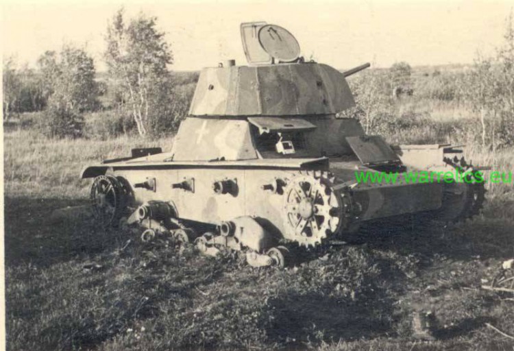 Vickers tanks recieved by Estonia in 1940 year from Poland, also has Estonian white cross and camo..jpg