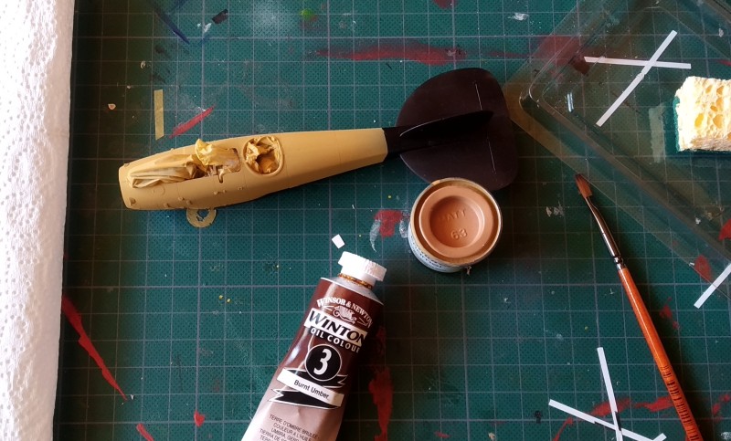 Vineeri immiteerimiseks kasutasin humbrol nr63 ja Burt Umber tooni õlivärvi. Algselt krunditud lennu mastoni satiinmusta aerosooliga , siis paar kihti humbrolit ja õlivärv kantud peale svammiga, õrnalt ühtpidi tõmmates. Kuna õlivärv kuivab kaua on aega parandada ja ümber teha.