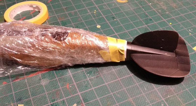 nagu on korduvalt tõdetud algab kõik maskimisest, jälle :) Valgeks tooniks läks nö maalrivalge,  revelli satiinvalge sm301 koos imepisikese tilga halli, kollase ja punasega.