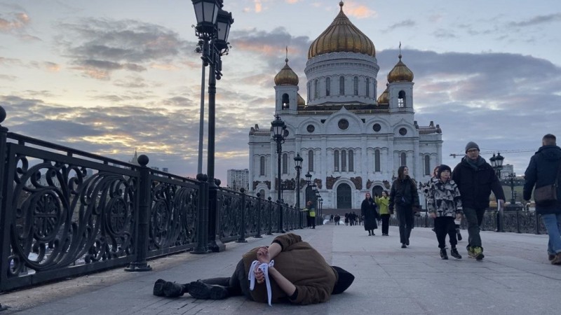 russian artist protesting the bucha massacre in moscow.jpg