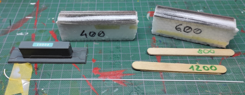 ots on kõveraks väänatud et varras lihtsalt keerama ei hakkaks ja siis erinevate liivapaberitega peale. Lihtne.