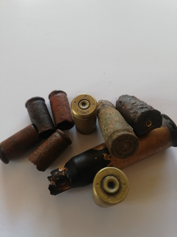 Fotol: vasakul neli 7,65mm(Brawning);üks 9mm; üks Mosin; kaks tõrkega, üks neist 9mm, teine 7,62 TT, püsti asendis 1948. aastal automaatrelvast lastud nn TT hülss.