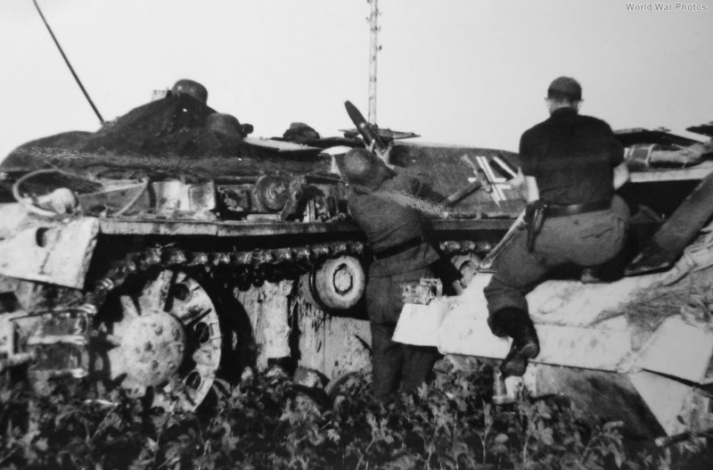 3. Patarei, SdKfz 252, E, Soldiers loading ammunition.jpg