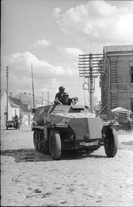 2. Patarei, SdKfz 253, Põltsamaal, 22.-23.07.1941.jpg