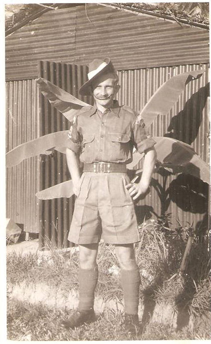 Seisan oma rauast maja ees.<br />Sungi Siput, Peraki osariik, Malaya