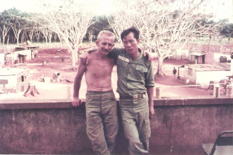 Kaks WO2. Kui üle minu ja tema õla vaatad, siis näed traataedasi ja punkreid. Binh Ba 1970.