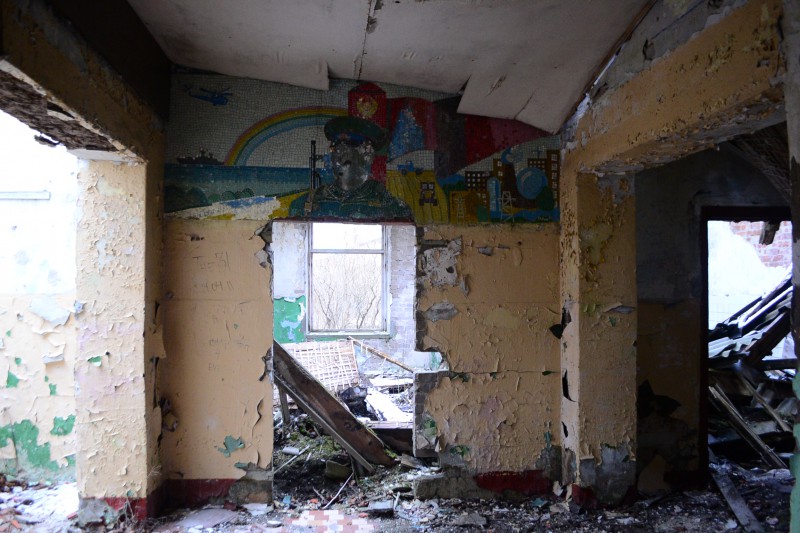 Asub Paldiski tulejuhtimistornist ca 200-300 m kaugusel ühes kasarmu koridoris. Kasarmud paiknevad tuulepargis.