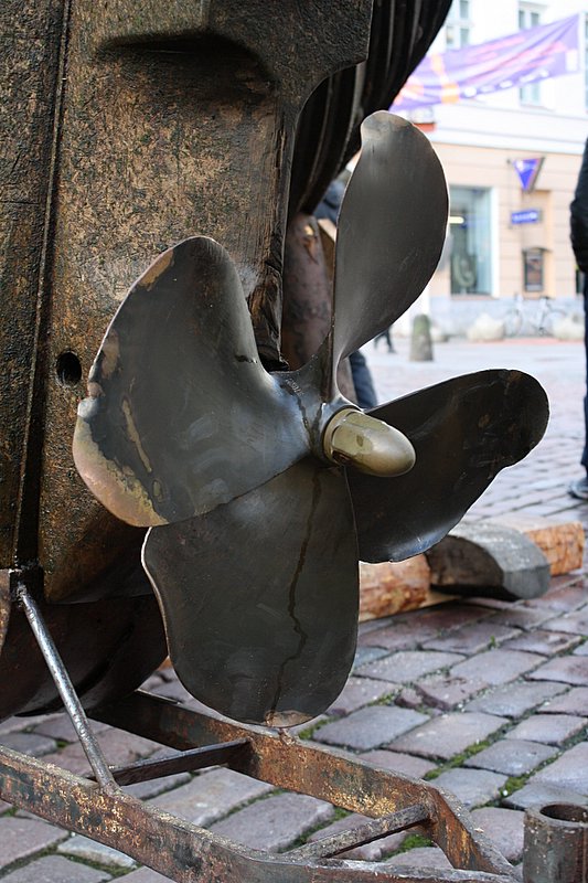 Lodi Jõmmu sõukruvi Tartu Raekoja platsil pla.jpg