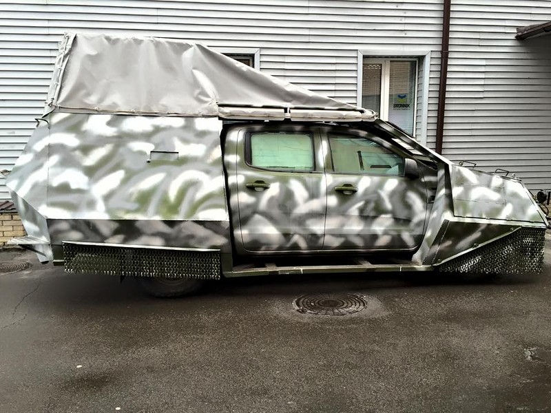 Когда-то это был Mitsubishi L200, но затем до него добрались украинские мастера блиндирования и бронирования.jpg